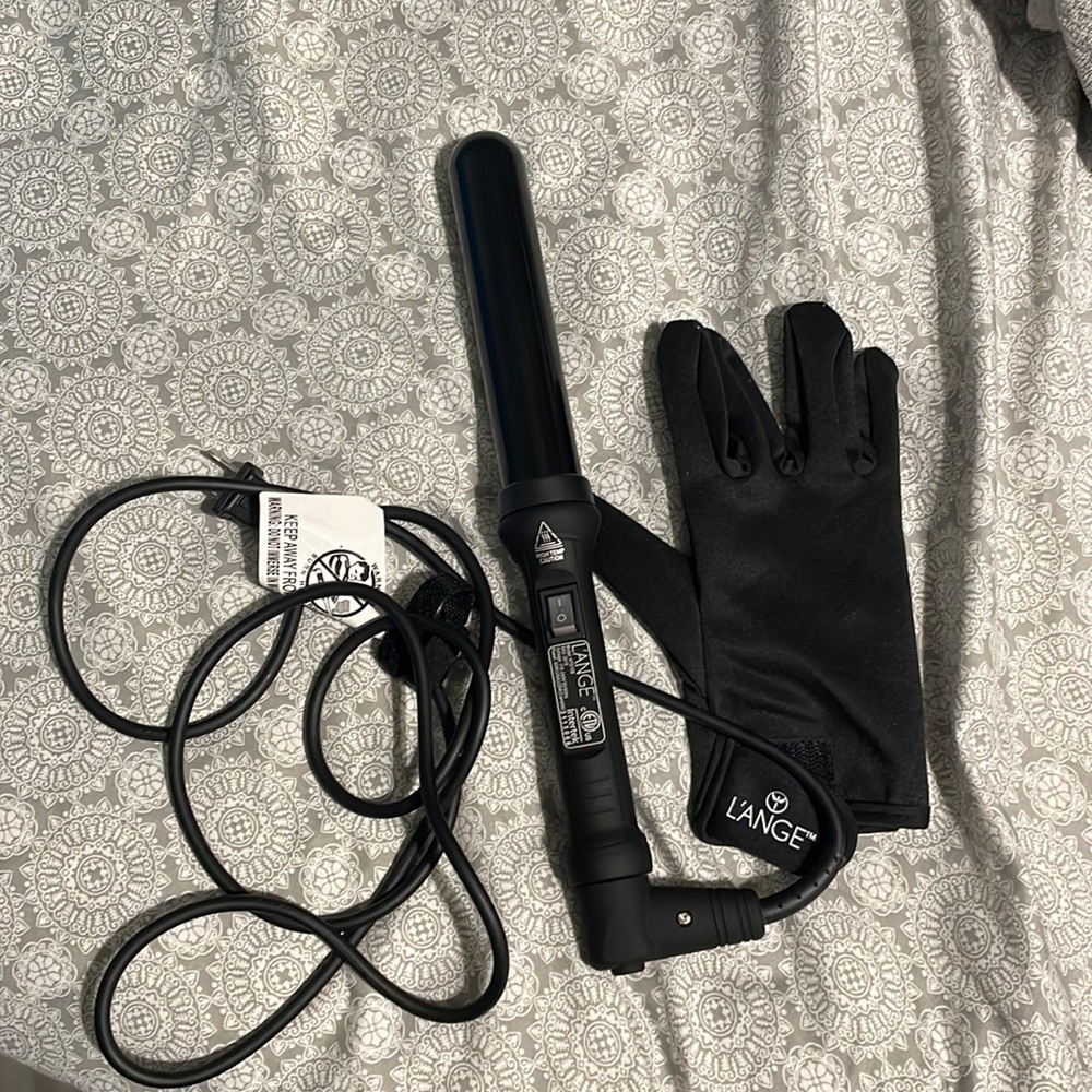 Brand new L’ange 1 1/2 curling want with glove. Used once